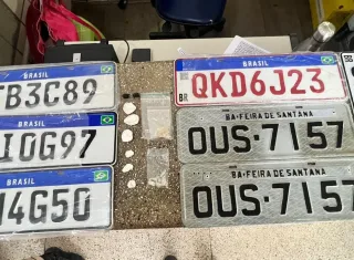 Homem é preso com drogas, munições e seis placas de veículos em Teixeira de Freitas