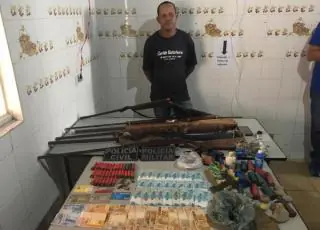 Homem é preso várias armas, muita munição e moto roubada em  Posto da Mata