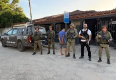 Homem é preso com pistola municiada e drogas durante operação policial em Nova Viçosa