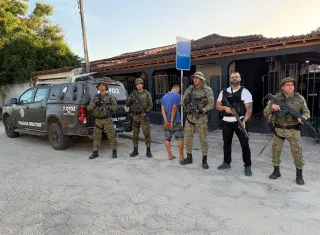 Homem é preso com pistola municiada e drogas durante operação policial em Nova Viçosa