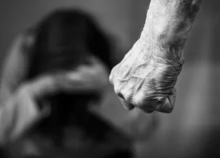 Homem é preso durante a madrugada por violência doméstica em Teixeira de Freitas