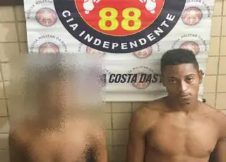 Homem é preso e menor apreendido pela polícia com droga e moto roubada