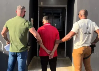 Homem é preso em flagrante após agredir e ameaçar companheira em Caravelas