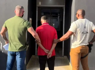 Homem é preso em flagrante após agredir e ameaçar companheira em Caravelas