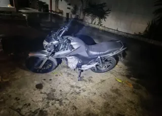 Homem é preso em Itabela após polícia encontrar moto roubada em sua garagem