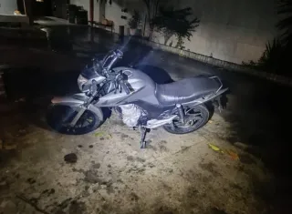 Homem é preso em Itabela após polícia encontrar moto roubada em sua garagem