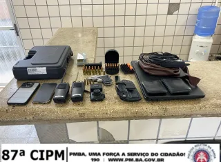 Homem é preso em Teixeira de Freitas com arma, munições e materiais suspeitos