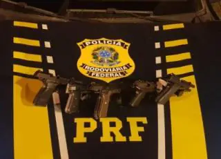 Homem é preso pela PRF em Eunápolis com pistolas, carregadores, dezenas de munições e quase 9 mil reais; veja vídeo