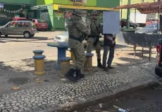 Homem é preso por policiais militares da CIPPA/PS vendendo munições de fuzil na feira livre de Ilhéus 