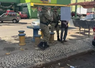 Homem é preso por policiais militares da CIPPA/PS vendendo munições de fuzil na feira livre de Ilhéus 