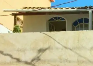 Homem é preso suspeito de manter a ex refém com faca dentro de casa