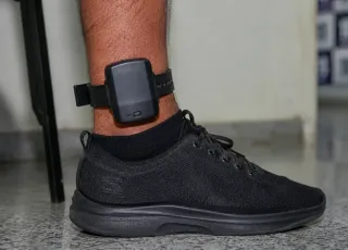 Homem em liberdade condicional morre e família suspeita de overdose em Teixeira de Freitas
