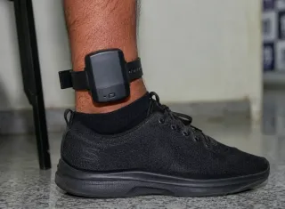 Homem em liberdade condicional morre e família suspeita de overdose em Teixeira de Freitas