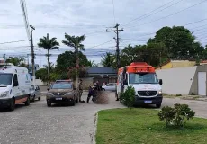 Homem em surto psicótico agride funcionário, promove destruição e fica nu em mercado no centro de Teixeira de Freitas