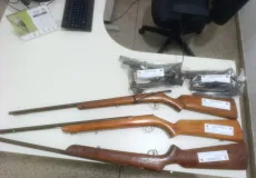 Homem embriagado incendeia moto e acaba preso com armas artesanais em Itamaraju