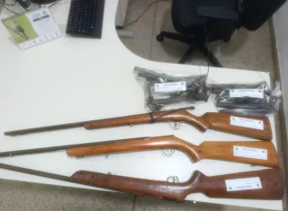 Homem embriagado incendeia moto e acaba preso com armas artesanais em Itamaraju