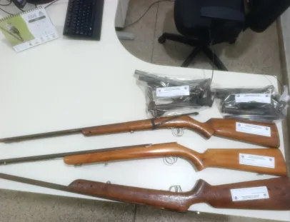 Homem embriagado incendeia moto e acaba preso com armas artesanais em Itamaraju