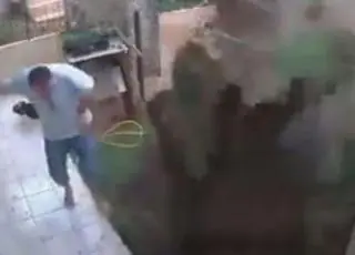 Homem explode quintal de casa ao tentar matar baratas; veja vídeo
