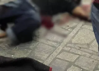 Homem fica com vísceras expostas após ser  atacado com facadas no Centro de Teixeira de Freitas
