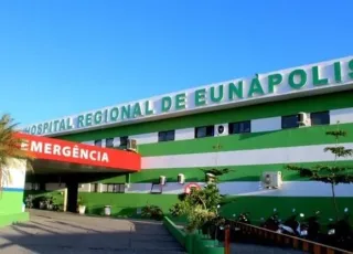 Homem fica em estado grave após ser baleado dentro de barbearia em Eunápolis