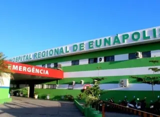 Homem fica em estado grave após ser baleado dentro de barbearia em Eunápolis