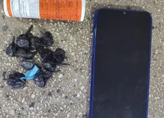 Homem foge ao avistar viatura e deixa sacola com celular e papelotes de cocaína para trás, em Teixeira de Freitas