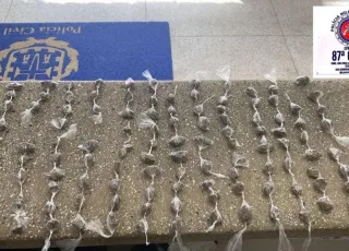 Homem foge ao ver viatura e deixa sacola com 118 papelotes de maconha  pra trás em Teixeira de Freitas