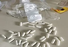 Homem foge de abordagem policial e abandona sacola com drogas em Medeiros Neto