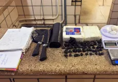 Homem foge e deixa mais de 1,2 kg de cocaína e moto para trás em Teixeira de Freitas