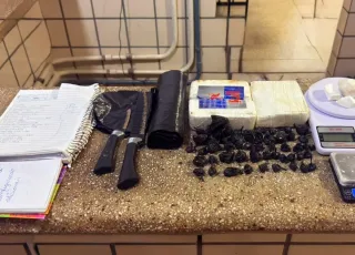 Homem foge e deixa mais de 1,2 kg de cocaína e moto para trás em Teixeira de Freitas