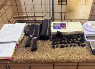 Homem foge e deixa mais de 1,2 kg de cocaína e moto para trás em Teixeira de Freitas