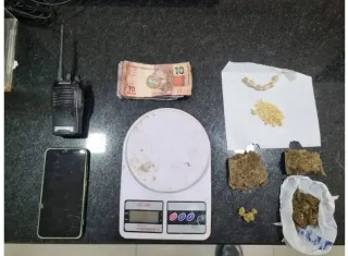 Homem foge, mas deixa para trás drogas e material de tráfico em Eunápolis