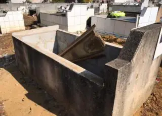 Homem invade cemitério, quebra túmulos e abre caixões com vítimas da Covid-19 no ES