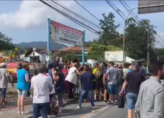  Quatro crianças  são mortas  em creche de  Blumenau. 