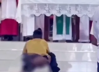 Homem invade igreja e faz necessidades diante de fiéis durante missa em Jeremoabo