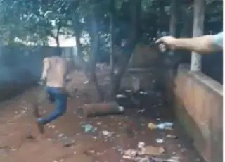 Veja o momento que homem mata o genro a tiros porque estava espancando sua filha.Vídeo