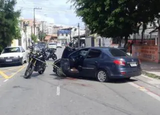 Homem mata mulher com 4 tiros e a joga de carro em movimento