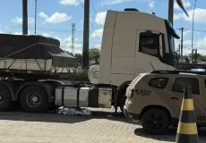 Homem pode ter dormido sob carreta antes de morrer atropelado em posto na BR-101, em Teixeira de Freitas