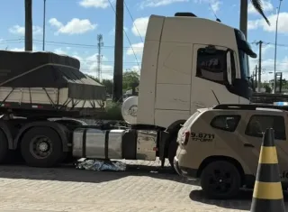 Homem pode ter dormido sob carreta antes de morrer atropelado em posto na BR-101, em Teixeira de Freitas