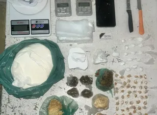 Homem preso com cocaína, crack e maconha em Teixeira de Freitas diz que recebia R$ 2,5 mil para guardar drogas