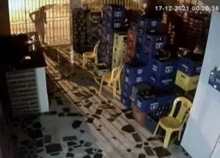 Homem que arrombou distribuidora é denunciado e acaba preso pela PM, em Medeiros Neto