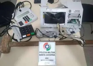 Homem quebra urna eletrônica com marreta