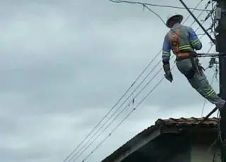 Homem retira escada e deixa técnico pendurado no poste após corte de energia