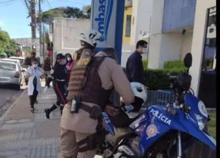 Homem surta, esfaqueia funcionários da Embasa e acaba preso pela polícia