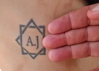 Homem tatuado à força e mulher trans são libertados de trabalho escravo em MG