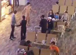 Homem tem overdose de Viagra, corre pelado e joga fezes nas pessoas