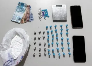 Homem tenta escapar da PM pulando muro, mas é capturado com cocaína em Itabatã