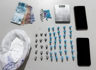 Homem tenta escapar da PM pulando muro, mas é capturado com cocaína em Itabatã