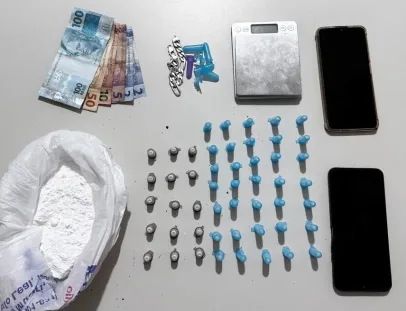 Homem tenta escapar da PM pulando muro, mas é capturado com cocaína em Itabatã