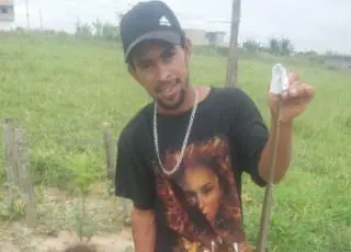 Homem tenta fugir da PRF bate com a moto em fundo de carreta e morre no Hospital de Posto da Mata